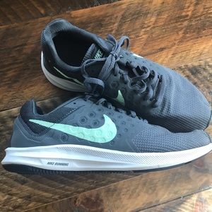 Nike running shoes downshifter gray green sz 9